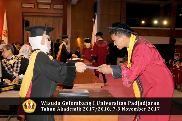 Wisuda Unpad Gel I TA 2017_2018  Fakultas peternakani oleh Dekan 070