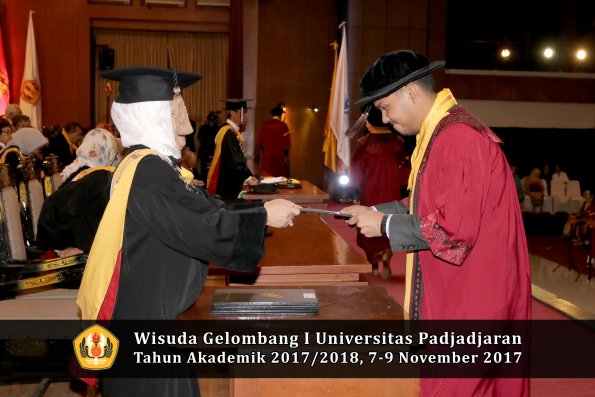 Wisuda Unpad Gel I TA 2017_2018  Fakultas peternakani oleh Dekan 072