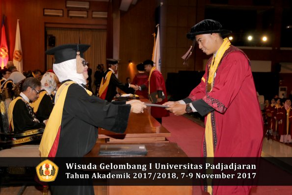 Wisuda Unpad Gel I TA 2017_2018  Fakultas peternakani oleh Dekan 073