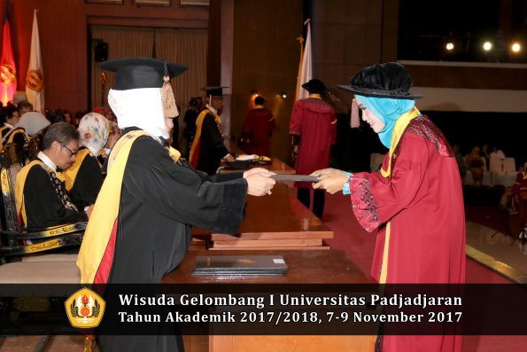 Wisuda Unpad Gel I TA 2017_2018  Fakultas peternakani oleh Dekan 074