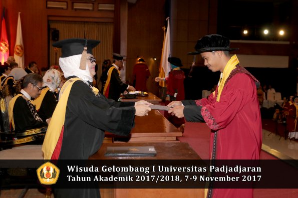 Wisuda Unpad Gel I TA 2017_2018  Fakultas peternakani oleh Dekan 075