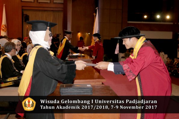 Wisuda Unpad Gel I TA 2017_2018  Fakultas peternakani oleh Dekan 106