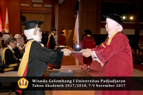 Wisuda Unpad Gel I TA 2017_2018  Fakultas peternakani oleh Dekan 124