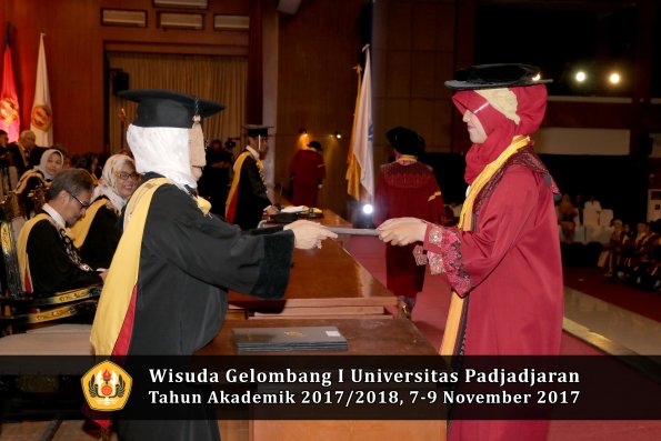 Wisuda Unpad Gel I TA 2017_2018  Fakultas peternakani oleh Dekan 129