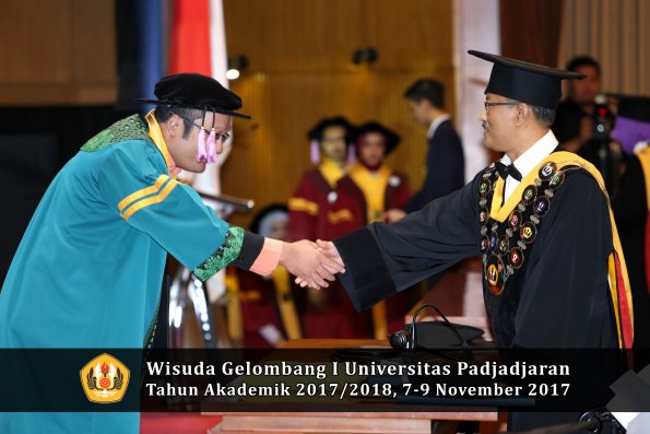 Wisuda Unpad Gel I TA 2017_2018  Fakultas kedokteran gigi oleh  Rektor 013