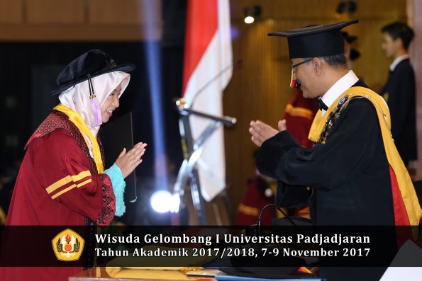 Wisuda Unpad Gel I TA 2017_2018  Fakultas kedokteran gigi oleh  Rektor 018