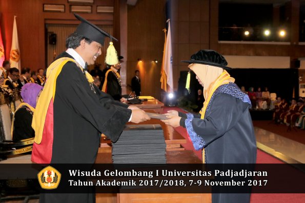 Wisuda Unpad Gel I TA 2017_2018  Fakultas ilmu komunikasi oleh dekan 001