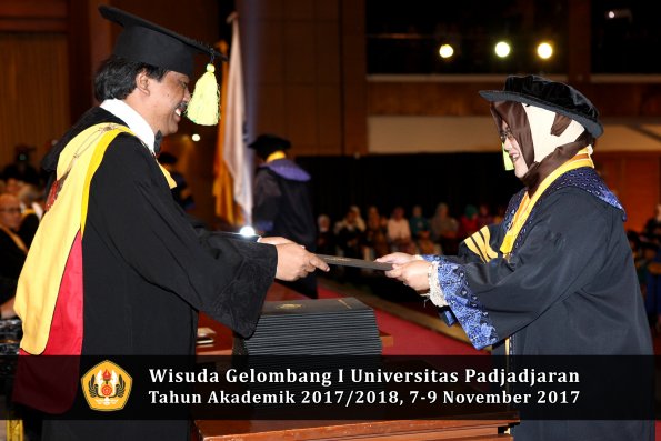 Wisuda Unpad Gel I TA 2017_2018  Fakultas ilmu komunikasi oleh dekan 003
