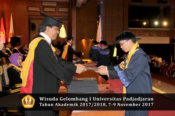 Wisuda Unpad Gel I TA 2017_2018  Fakultas ilmu komunikasi oleh dekan 005