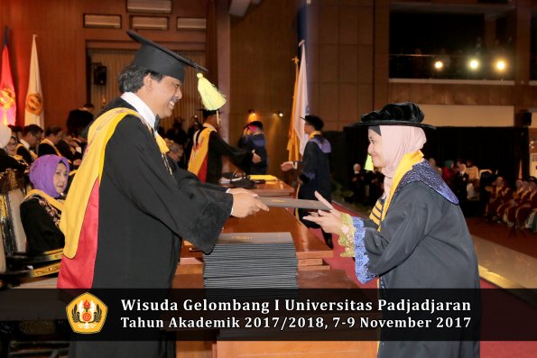 Wisuda Unpad Gel I TA 2017_2018  Fakultas ilmu komunikasi oleh dekan 006