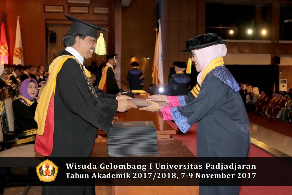 Wisuda Unpad Gel I TA 2017_2018  Fakultas ilmu komunikasi oleh dekan 007