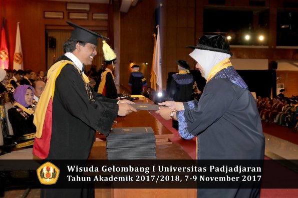 Wisuda Unpad Gel I TA 2017_2018  Fakultas ilmu komunikasi oleh dekan 009