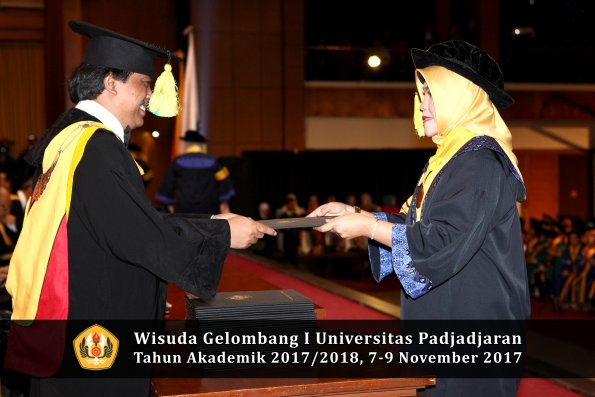 Wisuda Unpad Gel I TA 2017_2018  Fakultas ilmu komunikasi oleh dekan 010