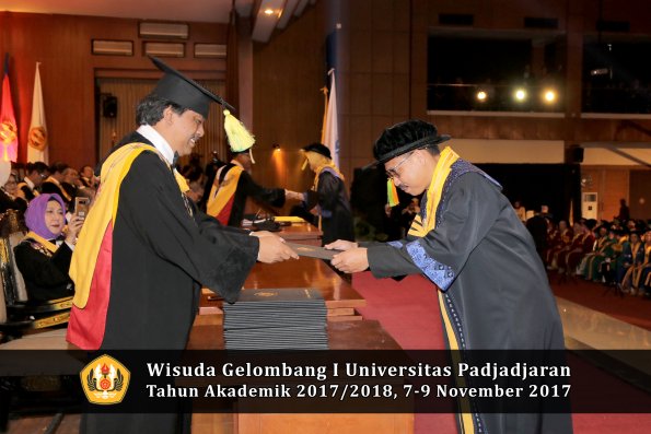 Wisuda Unpad Gel I TA 2017_2018  Fakultas ilmu komunikasi oleh dekan 011