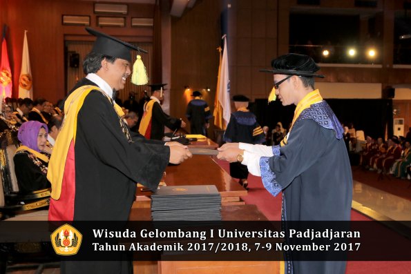 Wisuda Unpad Gel I TA 2017_2018  Fakultas ilmu komunikasi oleh dekan 013