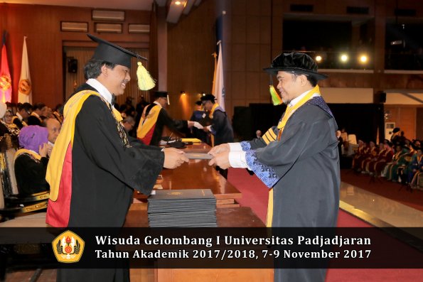Wisuda Unpad Gel I TA 2017_2018  Fakultas ilmu komunikasi oleh dekan 014