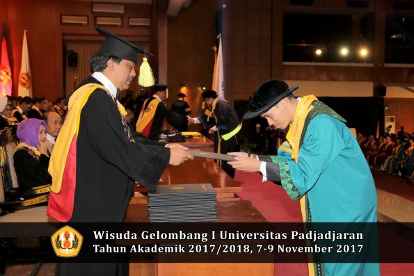 Wisuda Unpad Gel I TA 2017_2018  Fakultas ilmu komunikasi oleh dekan 015