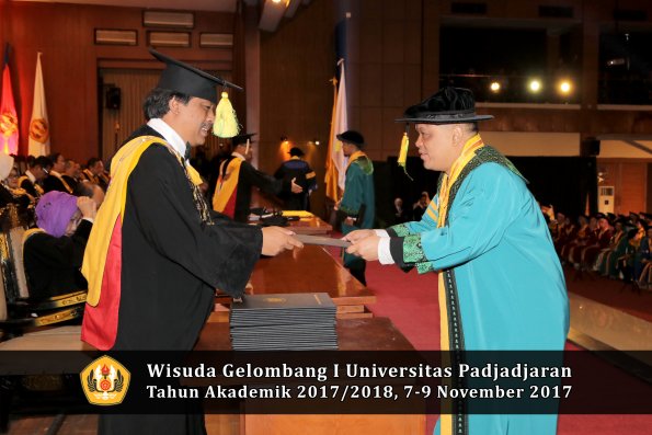 Wisuda Unpad Gel I TA 2017_2018  Fakultas ilmu komunikasi oleh dekan 016