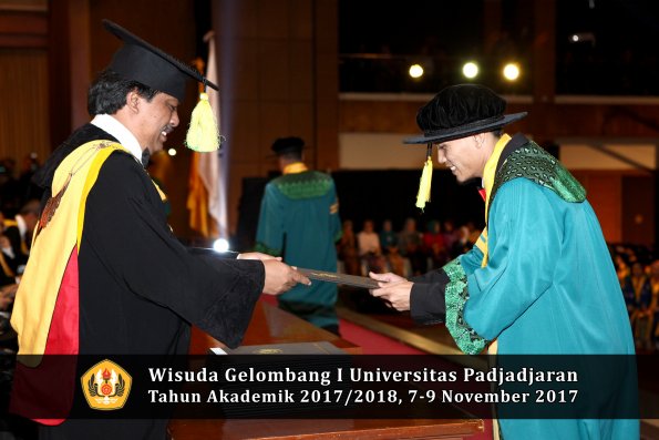 Wisuda Unpad Gel I TA 2017_2018  Fakultas ilmu komunikasi oleh dekan 017