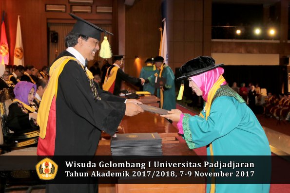 Wisuda Unpad Gel I TA 2017_2018  Fakultas ilmu komunikasi oleh dekan 018