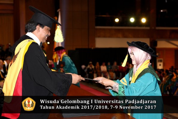 Wisuda Unpad Gel I TA 2017_2018  Fakultas ilmu komunikasi oleh dekan 019