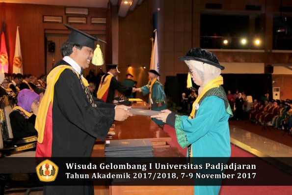 Wisuda Unpad Gel I TA 2017_2018  Fakultas ilmu komunikasi oleh dekan 020