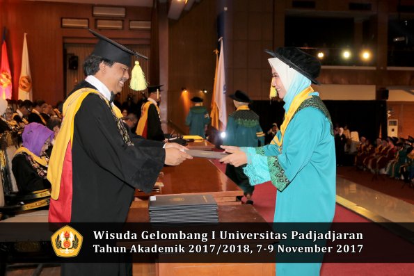 Wisuda Unpad Gel I TA 2017_2018  Fakultas ilmu komunikasi oleh dekan 021
