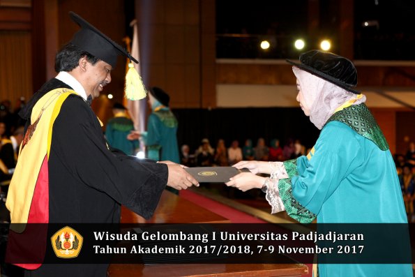 Wisuda Unpad Gel I TA 2017_2018  Fakultas ilmu komunikasi oleh dekan 022