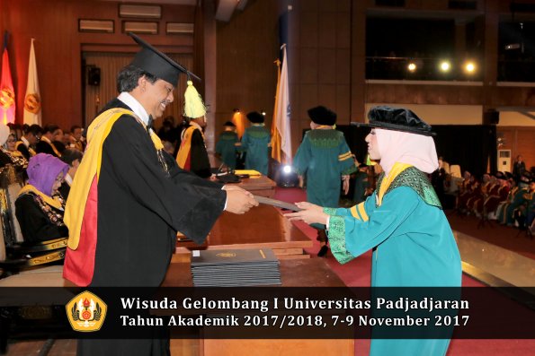 Wisuda Unpad Gel I TA 2017_2018  Fakultas ilmu komunikasi oleh dekan 023