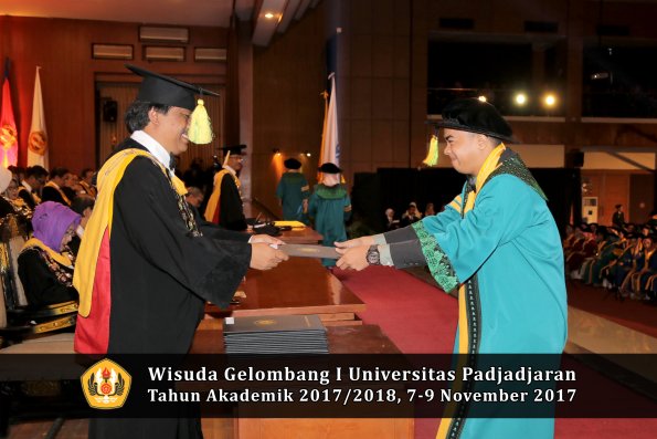 Wisuda Unpad Gel I TA 2017_2018  Fakultas ilmu komunikasi oleh dekan 024