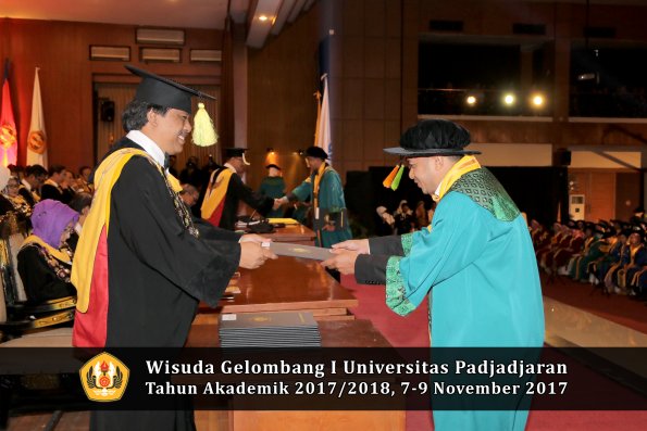 Wisuda Unpad Gel I TA 2017_2018  Fakultas ilmu komunikasi oleh dekan 025