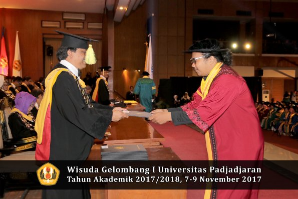 Wisuda Unpad Gel I TA 2017_2018  Fakultas ilmu komunikasi oleh dekan 026