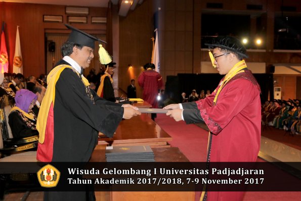 Wisuda Unpad Gel I TA 2017_2018  Fakultas ilmu komunikasi oleh dekan 027