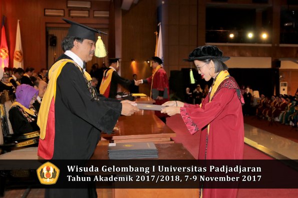 Wisuda Unpad Gel I TA 2017_2018  Fakultas ilmu komunikasi oleh dekan 028