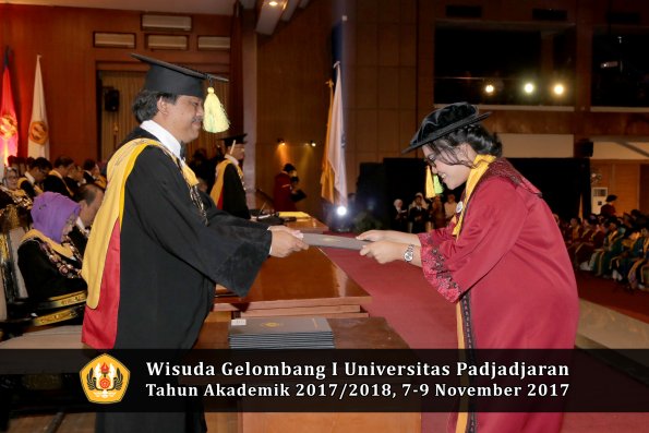 Wisuda Unpad Gel I TA 2017_2018  Fakultas ilmu komunikasi oleh dekan 029