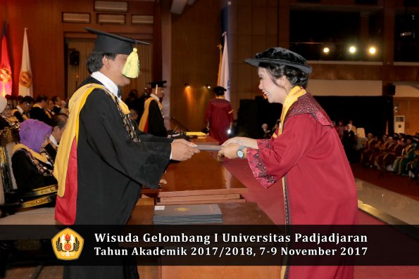 Wisuda Unpad Gel I TA 2017_2018  Fakultas ilmu komunikasi oleh dekan 031