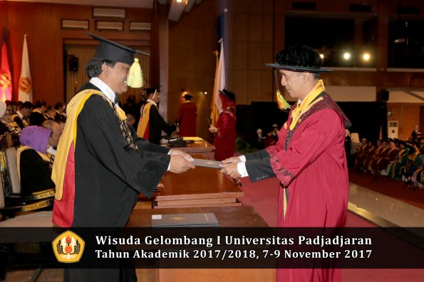 Wisuda Unpad Gel I TA 2017_2018  Fakultas ilmu komunikasi oleh dekan 034
