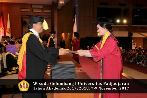 Wisuda Unpad Gel I TA 2017_2018  Fakultas ilmu komunikasi oleh dekan 038