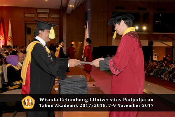 Wisuda Unpad Gel I TA 2017_2018  Fakultas ilmu komunikasi oleh dekan 039