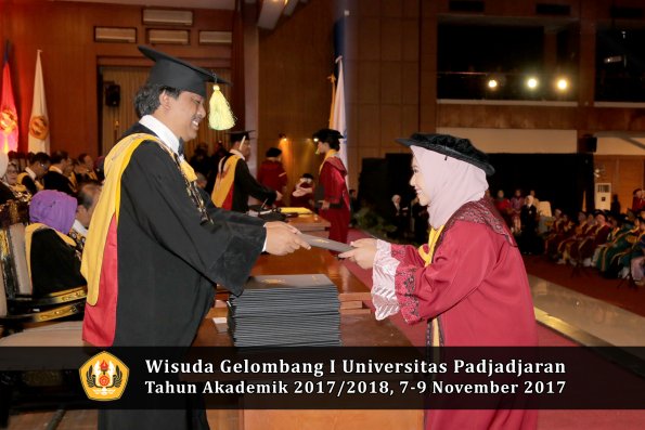Wisuda Unpad Gel I TA 2017_2018  Fakultas ilmu komunikasi oleh dekan 043