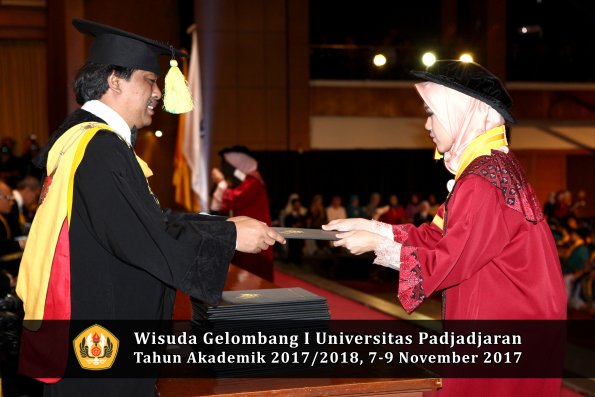 Wisuda Unpad Gel I TA 2017_2018  Fakultas ilmu komunikasi oleh dekan 044