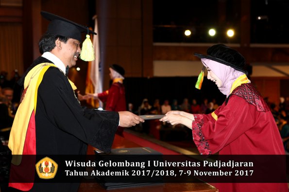 Wisuda Unpad Gel I TA 2017_2018  Fakultas ilmu komunikasi oleh dekan 046