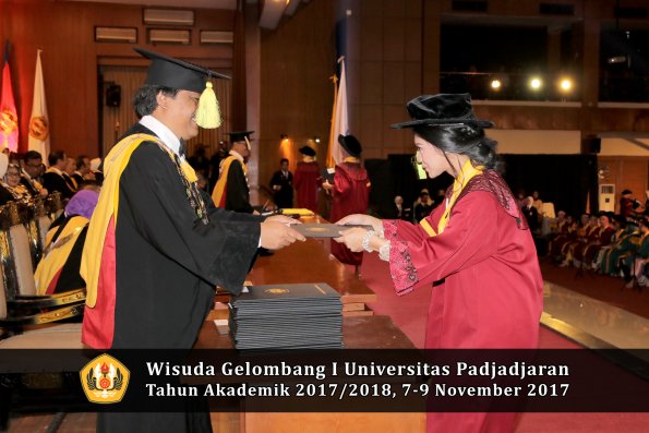 Wisuda Unpad Gel I TA 2017_2018  Fakultas ilmu komunikasi oleh dekan 047