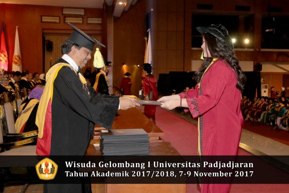 Wisuda Unpad Gel I TA 2017_2018  Fakultas ilmu komunikasi oleh dekan 048