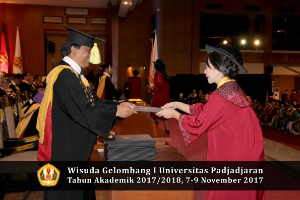 Wisuda Unpad Gel I TA 2017_2018  Fakultas ilmu komunikasi oleh dekan 049