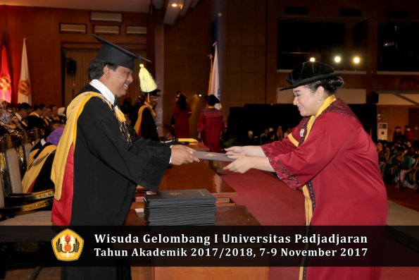 Wisuda Unpad Gel I TA 2017_2018  Fakultas ilmu komunikasi oleh dekan 050