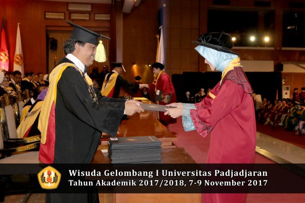 Wisuda Unpad Gel I TA 2017_2018  Fakultas ilmu komunikasi oleh dekan 051