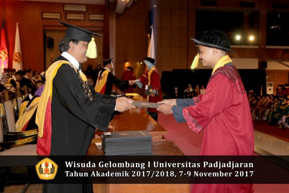 Wisuda Unpad Gel I TA 2017_2018  Fakultas ilmu komunikasi oleh dekan 052