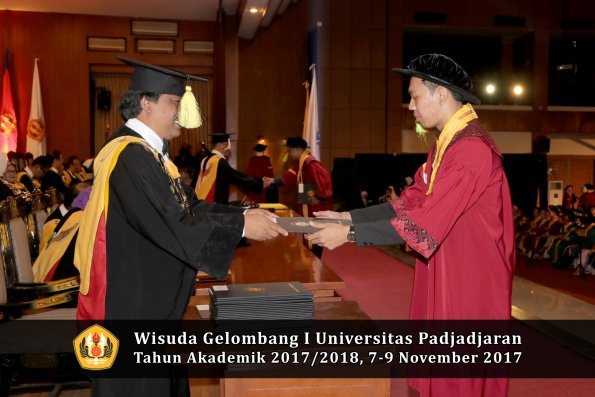 Wisuda Unpad Gel I TA 2017_2018  Fakultas ilmu komunikasi oleh dekan 053