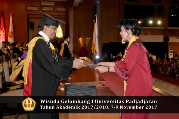 Wisuda Unpad Gel I TA 2017_2018  Fakultas ilmu komunikasi oleh dekan 054